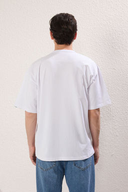 TRENDYOL MAN Beyaz Oversize/Genis Kesim Yaka Detayl? Etiketli %100 Pamuklu T-Shirt TMNSS25TS00057 - Trendyolmilla фото 2