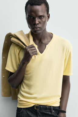 CAMISETA CUELLO PANADERO ABIERTO / Amarillo
