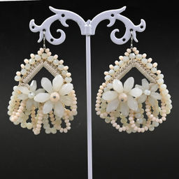 Серьги ручной работы в оплетении цв.молочный