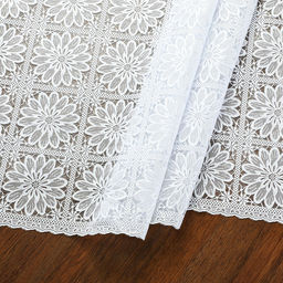 Скатерть ПВХ "Гербера" 137х110см, длина стола до 90см, на 4 персоны, "LACE" фактурная, на пленке, белый, упак. "классическая" п/э 28х41см т.м. "Домашняя Мода" (Китай)