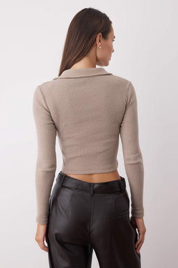 Koyu Vizon Dugme Detayl? Vucuda Oturan Crop Polo Yaka Fitilli Esnek Orme Bluz TWOAW22BZ0522