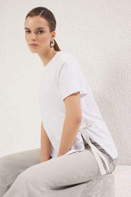 TRENDYOLMILLA Beyaz %100 Pamuk Yan Baglama Detayl? Relaxed/Rahat Kesim Orme T-Shirt TWOSS25TS00074