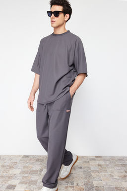 TRENDYOL MAN Antrasit Oversize/Genis Kesim Dokulu Genis Paca Etiketli Esofman Alt? TMNSS24EA00005
