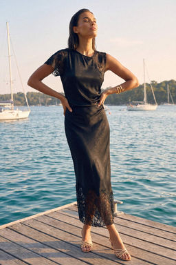 Siyah Asimetrik Yaka Shift/D_z Kesim Maxi Elbise TPRSS26EL00030