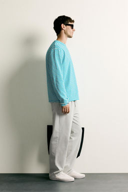 PANTAL?N CHINO STRAIGHT FIT PLIEGUES / Gris