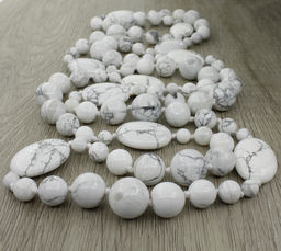 Кахолонг (Казахстан), разноразмерные круглые с плоскими овалами 18х25мм, бусы "Стихия", длина бус 128см