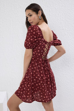 TRENDYOLMILLA Bordo Cicekli Etegi Belden Ac?lan Gipeli Mini Dokuma Elbise TWOSS25EL00400