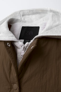 CAZADORA ACOLCHADA CAPUCHA FELPA / Marr?n