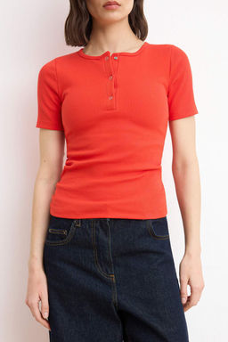 K?rm?z? Fitted/Vucuda Oturan C?tc?tl? K?sa Kollu Fitilli Esnek Orme Bluz TWOSS26BZ00334