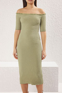 Siyah Duz Midi Dokulu Fitted/Vucuda Oturan Buzgulu Carmen Yaka Esnek Orme Elbise TWOSS25EL00067 - Trendyolmilla фото 17