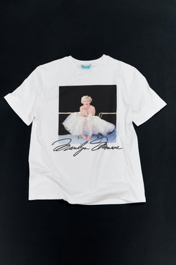 MARILYN MONROE T-SHIRT - PHOTO BY MILTON H. GREENE  2024 JOSHUA GREENE - Zara фото 4