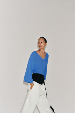 TOP PUNTO FLUIDO ESCOTE PICO / Azul?n