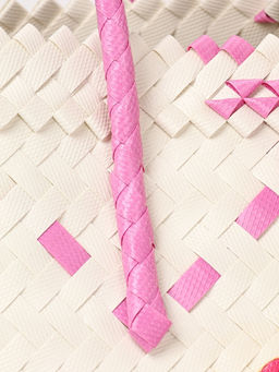 Сумка плетёная на застёжке «Девочка с букетом», 40×10×55 см, пластик, бело-розовая