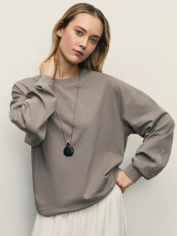 Лонгслив оверсайз с манжетами и принтом на рукаве / Zarina