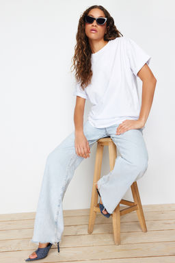 Beyaz %100 Kal?n Pamuklu Premium Oversize/Genis Kal?p Bisiklet Yaka Orme T-Shirt TWOSS23TS00040