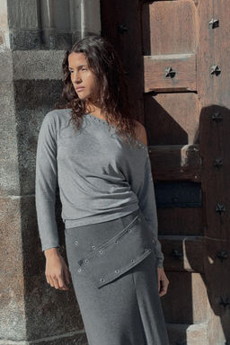 BATWING SLEEVE STUDDED T-SHIRT