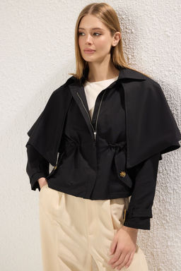 Trendyolmilla Siyah C?kar?labilir Parca Detayl? Beli Lastikli Regular K?sa Trenckot TWOSS25TR00003