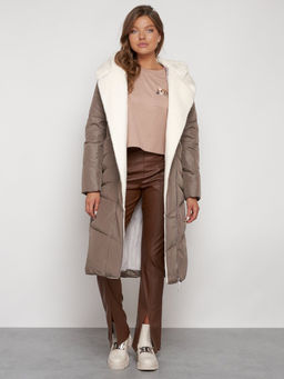 Пальто утепленное с капюшоном зимнее женское коричневого цвета 132255K - Visdeer фото 20