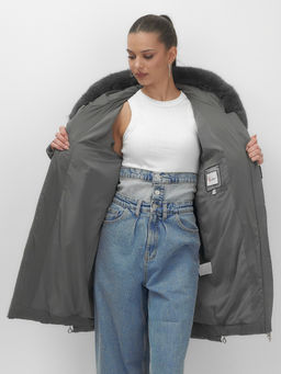 Пальто зимнее утепленное с мехом и капюшоном тренд темно-зеленого цвета 7630TZ - Visdeer фото 11