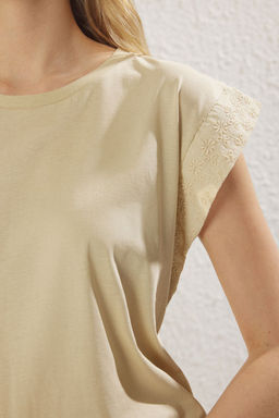 Tas Brode Kol Detayl? %100 Pamuk Vatka Gorunumlu Basic Bisiklet Yaka Orme T-Shirt TWOSS20TS0021