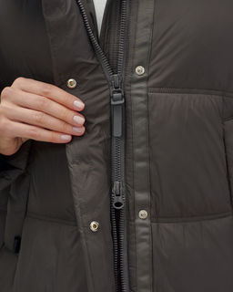 Пальто зимнее утепленное с капюшоном женское темно-коричневого цвета 7618TK - Visdeer фото 18