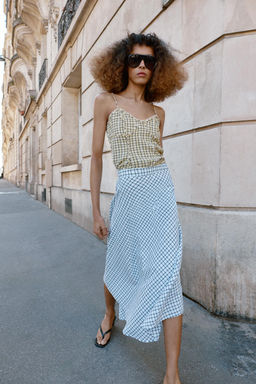 FALDA MIDI CUADROS ASIM?TRICA / Azul / Blanco