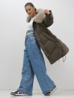 Пальто зимнее утепленное с мехом и капюшоном тренд темно-коричневого цвета 7745TK - Visdeer фото 2