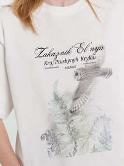 Футболка женская белая из коллекции Zakaзnik Elnya / Заказник Ельня белый +печать2 112961 - Mark formelle фото 4