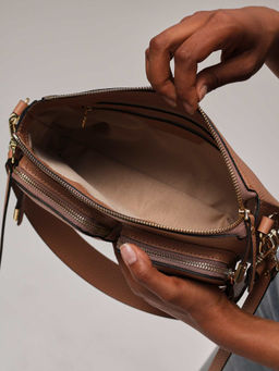 Сумка багет на плечо Deboro 31103 бежевая нуга