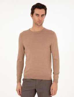 Базовый трикотажный свитер светло-коричневого цвета из смесовой шерсти с круглым вырезом и круглым вырезом - Cacharel фото 3