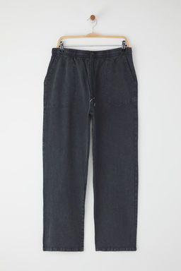 TRENDYOL MAN Antrasit Slim Y?kama/Eskitme Gorunumlu Jogger Beli Pacas? Lastikli Yazl?k Pantolon TMNSS25PL00032