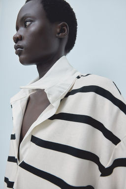 Polo de corte holgado