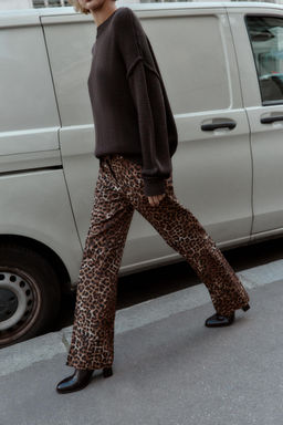 ANIMAL PRINT FLARE TROUSERS - Zara фото 4