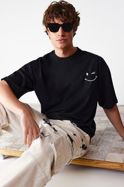 TRENDYOL MAN Siyah Oversize/Genis Kesim Nak?sl? %100 Pamuklu T-Shirt TMNSS21TS3685