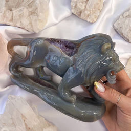 Лев резной из Агата с жеодой