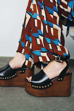 LEATHER WEDGE SANDALS WITH STUDS - Zara фото 2