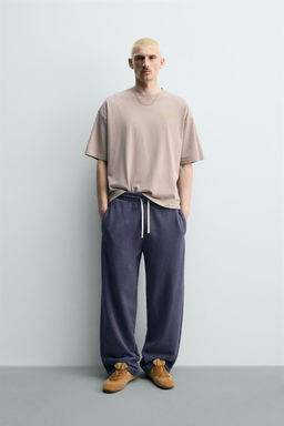 CAMISETA TEXTOS ESTAMPADOS / Gris topo