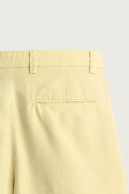 BERMUDA PLIEGUES REGULAR FIT / Amarillo claro
