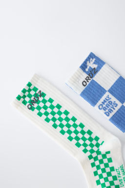 PACK DOS CALCETINES ALTOS CUADRO DAMERO LOGO / Blanco