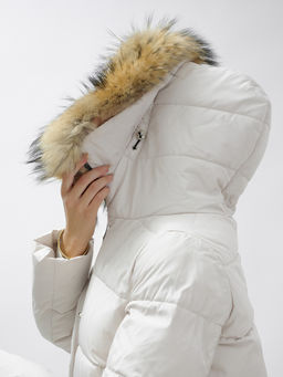 Куртка зимняя Visdeer 3215SB женская светло-бежевая с мехом енота утеплитель 220 г/м²  фото 10