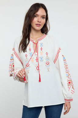 Beyaz Nak?sl? Boyundan Bagc?k Detayl? Dokuma Bluz TWOAW25BZ00296