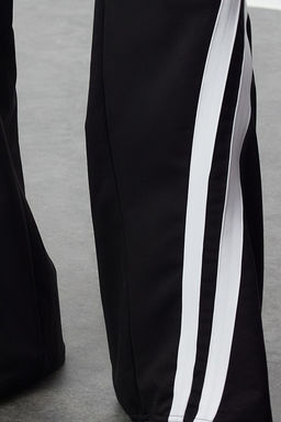 TRENDYOLMILLA Siyah Renk Bloklu Serit Detayl? Genis Paca Orme Spor Esofman Alt? THMAW25EA00000