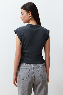 TRENDYOLMILLA Antrasit %100 Pamuk Buzgu Detayl? Crop Yarasa Kol Orme T-Shirt TWOSS24TS00026  фото 14