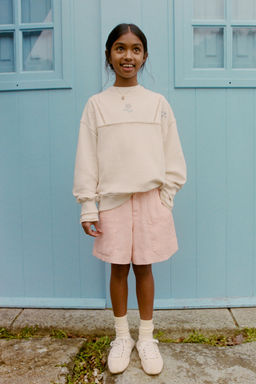 SUDADERA BORDADO ENTRED?S / Crudo