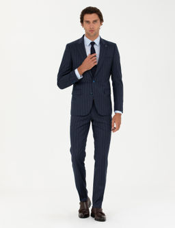 Темно-синий приталенный костюм