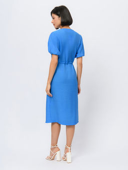 Платье голубого цвета длины миди с пышными рукавами и глубоким вырезом - 1001dress фото 4