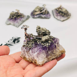 Фигурка Старатель на друзе Аметиста с Пиритом
