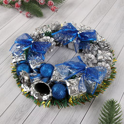 Венок новогодний d=22 см «Зимнее волшебство», с синими бантами и шариками