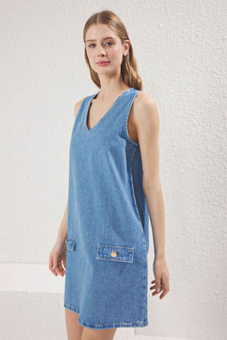 TRENDYOLMILLA Ac?k Mavi Cep Kapak Detayl? V Yaka Mini Denim Elbise TWOSS25EL00741