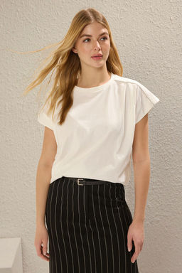 TRENDYOLMILLA Ekru %100 Pamuk Regular/Normal Kal?p Serit Aksesuar Detayl? Orme T-Shirt TWOSS25TS00053